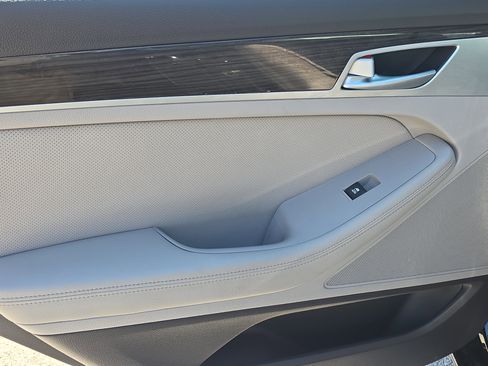 Used 2016 Hyundai Genesis 3.8 RWD image 14