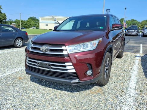 Used 2018 Toyota Highlander Plus AWD/4WD image 3