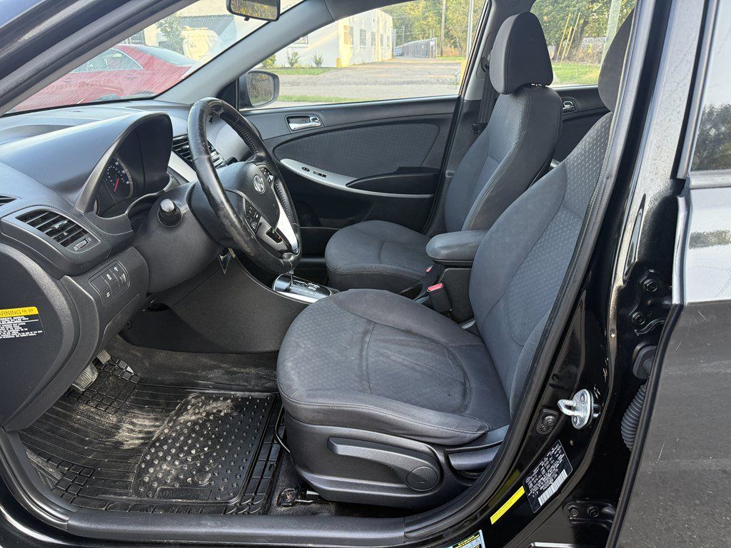 Used 2013 Hyundai Accent SE FWD image 12