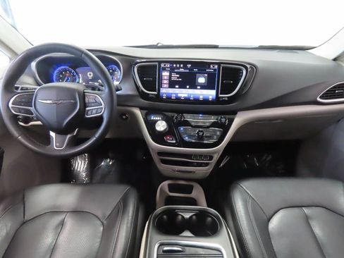 Used 2022 Chrysler Pacifica Touring-L FWD image 11
