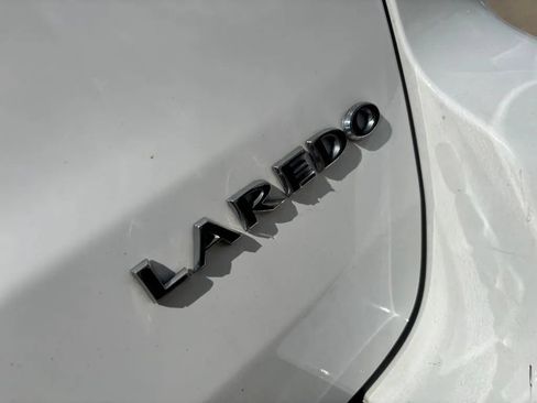 Used 2021 Jeep Grand Cherokee Laredo AWD/4WD image 9