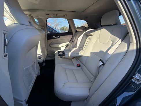 Used 2021 Volvo XC60 T5 Momentum w/ Premium Package image 18