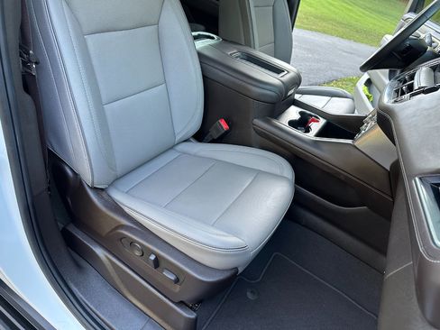 Used 2024 GMC Yukon XL SLT w/ SLT Luxury Package image 35