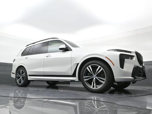 Used 2026 BMW X7 xDrive40i w/ Executive Package AWD/4WD image 24