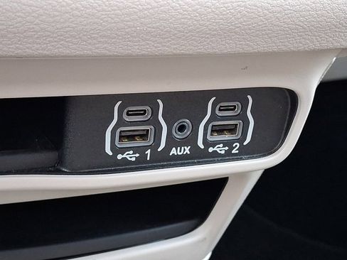 Certified 2023 Chrysler Pacifica Touring-L image 31