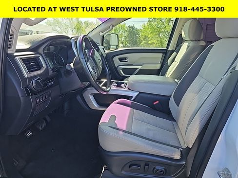 Used 2020 Nissan Titan SV w/ SV Convenience Package image 3