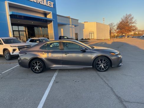 Used 2021 Toyota Camry SE image 2