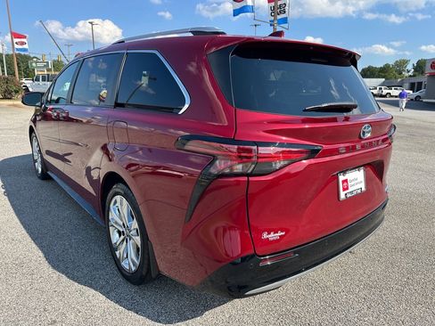 Used 2024 Toyota Sienna Platinum image 5