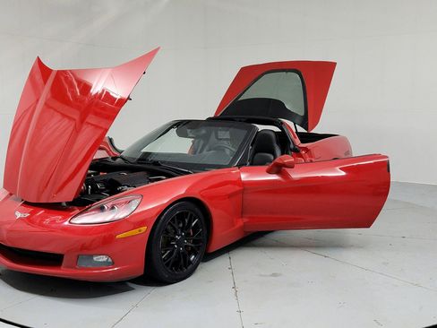 Used 2007 Chevrolet Corvette Coupe w/ Preferred Equipment Group RWD image 9