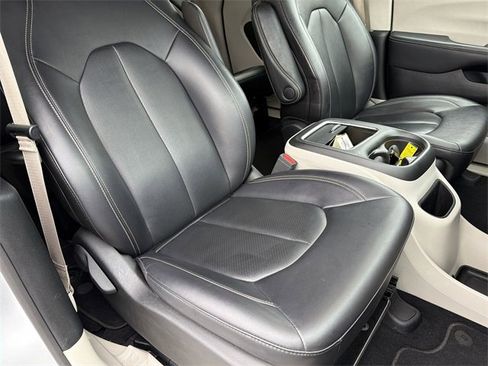 Used 2024 Chrysler Pacifica Touring-L image 34