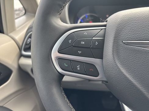 Used 2023 Chrysler Pacifica Touring-L FWD image 19