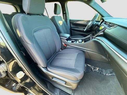 Used 2024 Jeep Grand Cherokee Laredo w/ Luxury Tech Group I RWD image 27