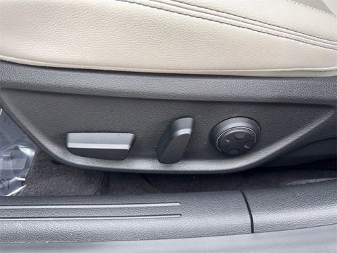 Used 2025 Genesis G70 2.5T image 30