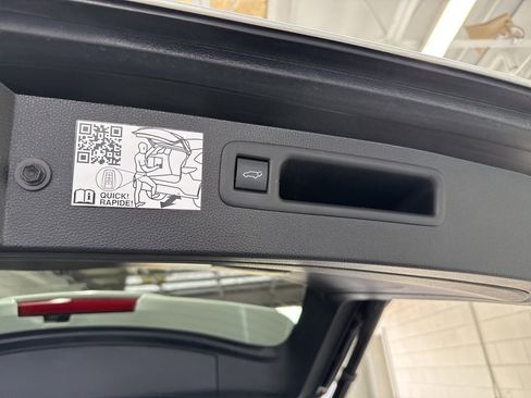 Used 2023 Toyota Highlander Limited image 11