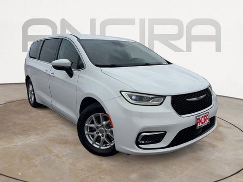 Used 2023 Chrysler Pacifica Touring-L FWD image 4