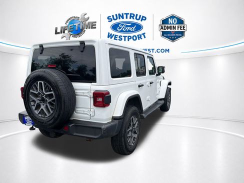 Used 2024 Jeep Wrangler Unlimited Sahara AWD/4WD image 4