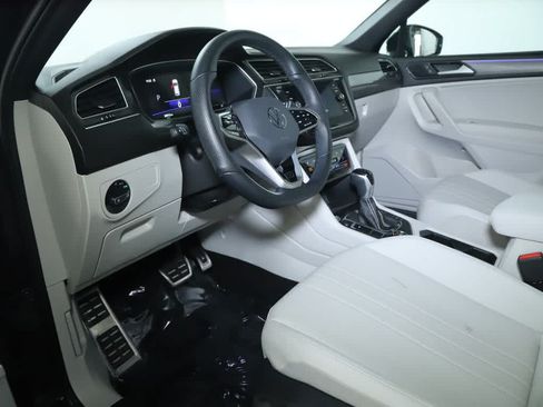 Certified 2023 Volkswagen Tiguan SE R-Line AWD/4WD image 18