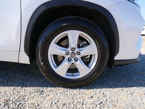 Used 2021 Toyota Highlander L image 10