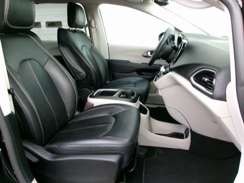 Used 2024 Chrysler Pacifica Touring-L image 20