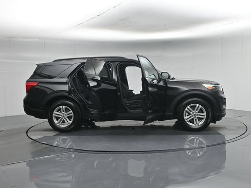 Used 2024 Ford Explorer XLT RWD image 5