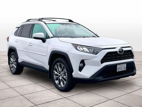 Used 2020 Toyota RAV4 XLE Premium image 2