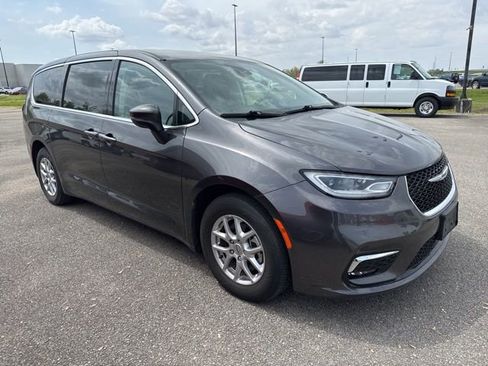 Used 2023 Chrysler Pacifica Touring-L image 6
