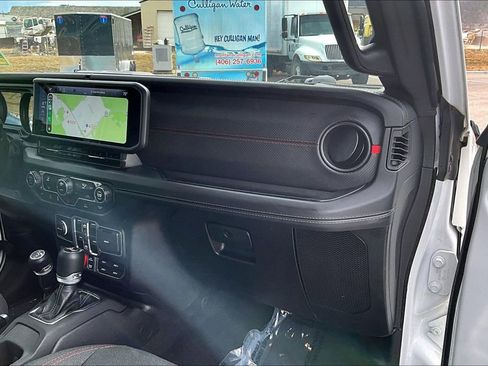 Used 2025 Jeep Wrangler Unlimited Rubicon image 17