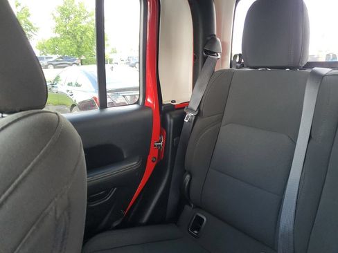 Used 2023 Jeep Gladiator Overland AWD/4WD image 7