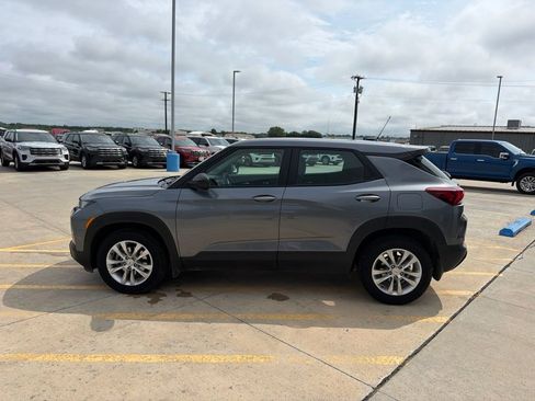 Used 2021 Chevrolet TrailBlazer LS w/ LPO, Blackout Package FWD image 4