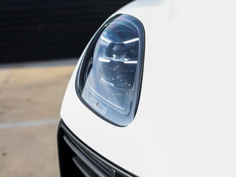 Used 2025 Porsche Macan image 13