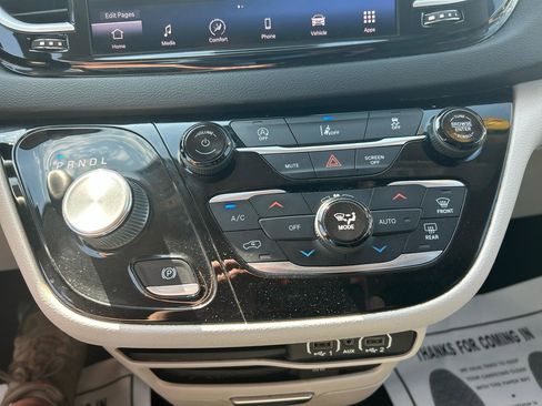 Used 2022 Chrysler Pacifica Touring-L FWD image 16