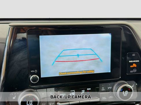 Used 2023 Toyota Highlander XLE AWD/4WD image 7