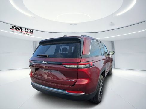 Used 2024 Jeep Grand Cherokee Limited image 3