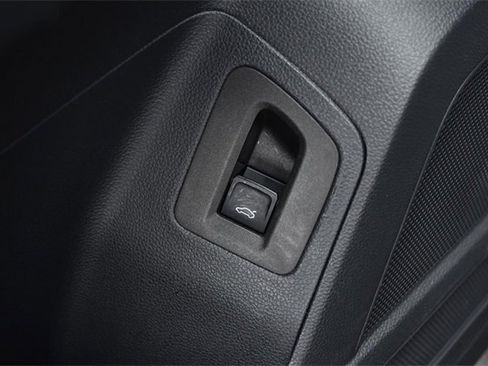 Certified 2022 Volkswagen Atlas Cross Sport SE image 9