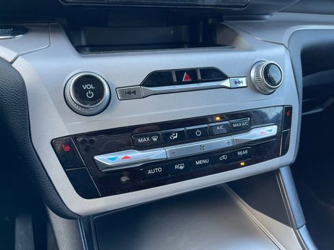 Used 2024 Ford Explorer XLT image 11