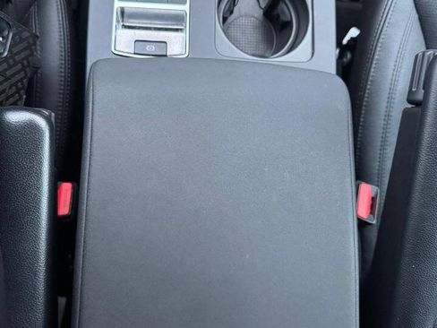 Used 2017 Land Rover Discovery SE image 36