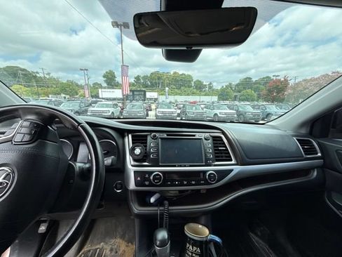 Used 2019 Toyota Highlander XLE FWD image 5