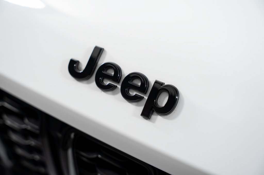 Used 2023 Jeep Grand Cherokee Altitude AWD/4WD image 21