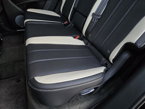 Used 2022 Bentley Bentayga image 38