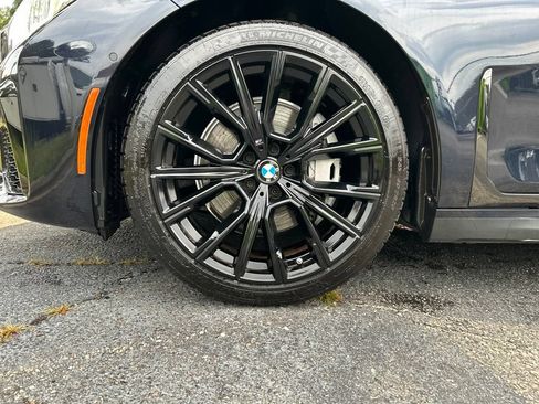 Used 2021 BMW 740i w/ M Sport Package RWD image 11