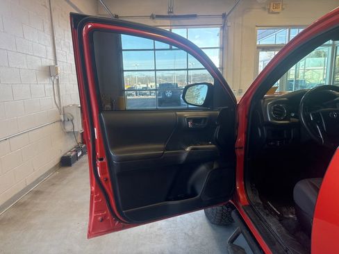 Used 2016 Toyota Tacoma TRD Sport w/ Towing Package image 9