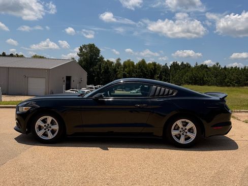 Used 2015 Ford Mustang Coupe RWD image 9