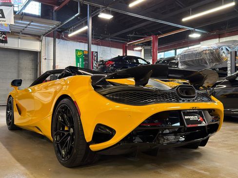 Used 2024 McLaren 750S Spider RWD image 9