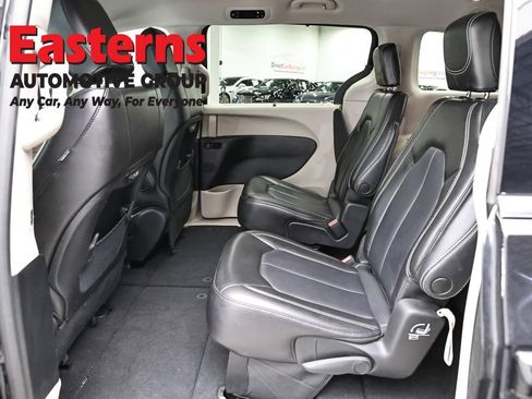 Used 2023 Chrysler Pacifica Touring-L FWD image 22