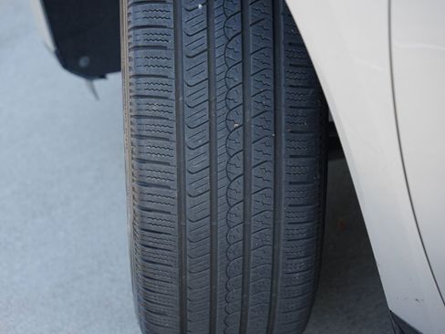 Used 2022 Buick Enclave Essence w/ Sport Touring Edition image 28