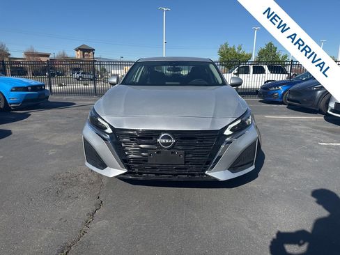 Used 2024 Nissan Altima 2.5 SV FWD image 2