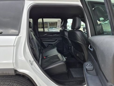 Used 2025 Jeep Grand Cherokee Altitude AWD/4WD image 27