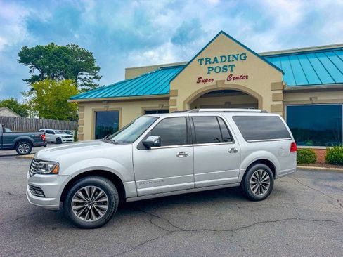 Used 2017 Lincoln Navigator L Select RWD image 3