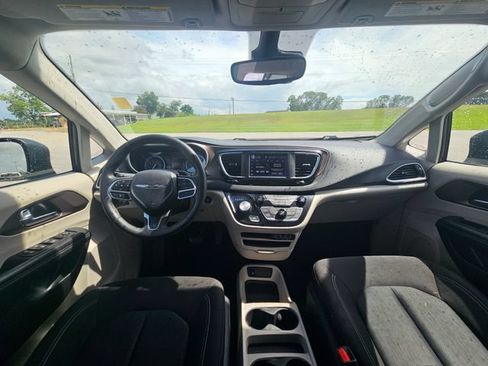 Used 2023 Chrysler Voyager LX FWD image 12
