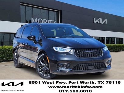 Used 2023 Chrysler Pacifica Limited w/ Uconnect Theater Family Group